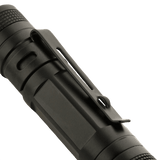 Lähikuva M-Tac-taskulampusta P21 mustasta alumiinista, kompakti muotoilu, sopii EDC-settiin. Cree XR-E P4-WC -LED, jopa 130 lumenia, AA-paristokäyttö.