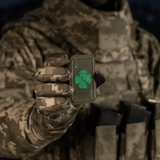 M-Tac Patch Lucky Card (brodeerattu) Cordura 500D:ssä apilanlehdellä, pidetään kädessä. Täydellinen vaatteille, laukkuille tai varusteille.
