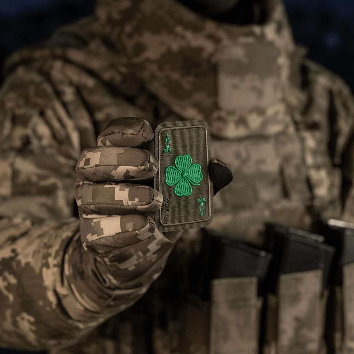 M-Tac Patch Lucky Card (brodeerattu) Cordura 500D:ssä apilanlehdellä, pidetään kädessä. Täydellinen vaatteille, laukkuille tai varusteille.