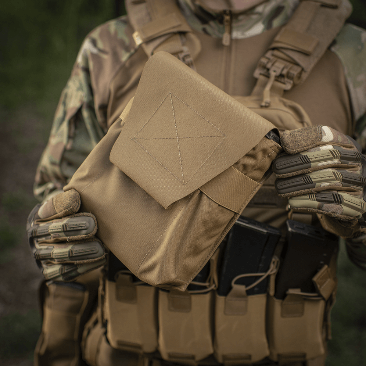 M-Tac-tasku M249 Cartridge Box Closed käytössä, kiinnitetty kuminauhalla ja Velcrolla, kantaja tehtävässä