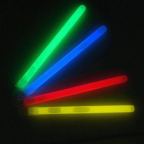 Moniväriset M-Tac Glow Stick 15 cm, itsenäiset valonlähteet ilman sähköä, täydelliset alueiden valaisuun tai merkitsemiseen.