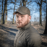 Mies käyttää M-Tac Mesh Flex Ripstop Baseball Capia, joka tarjoaa hyvän ilmanvaihdon ja mukavuuden ulkoaktiviteeteissa.