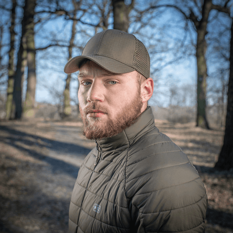 Mies käyttää M-Tac Mesh Flex Ripstop Baseball Capia, joka tarjoaa hyvän ilmanvaihdon ja mukavuuden ulkoaktiviteeteissa.