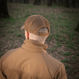 Henkilö takaa päin M-Tac Mesh Flex Ripstop Baseball Capissa metsäympäristössä.