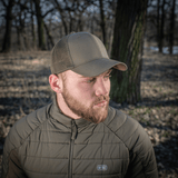 M-Tac Mesh Flex Ripstop Baseball Cap en käytössä metsässä, osoittaa kestävyyden ja hyvän ilmankierron ripstop- ja mesh-suunnittelulla.