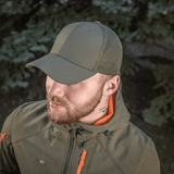 Mies käyttää M-Tac Mesh Flex Ripstop Baseball Capia ulkona luonnossa; näkyvillä mesh-paneelit ilmanvaihtoa varten.