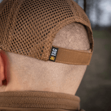 Henkilö takaa päin käyttää M-Tac Mesh Flex Ripstop Baseball Capia, säädettävä Velcro-tarra ja hengittävä mesh ilmanvaihtoa varten.