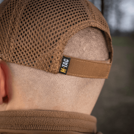 Henkilö takaa päin käyttää M-Tac Mesh Flex Ripstop Baseball Capia, säädettävä Velcro-tarra ja hengittävä mesh ilmanvaihtoa varten.