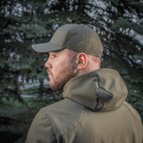Mies luonnossa käyttää M-Tac Mesh Flex Ripstop Baseball Capia, jossa mesh-paneelit.