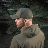 Mies metsässä käyttää M-Tac Mesh Flex Ripstop Baseball Capia; näkyvillä säädettävä Velcro-tarranauha ja mesh-paneelit ilmanvaihtoa varten.