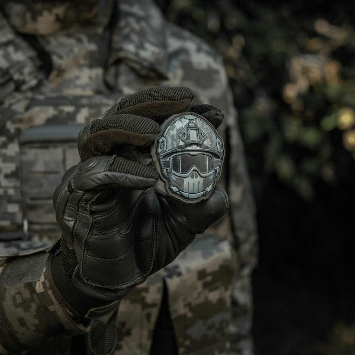 M-Tac Patch Emoji #20 3D-efektillä, PVC ja Velcro, pidetään camo-asussa — sopii vaatteisiin, laukkuun tai taktisiin varusteisiin.