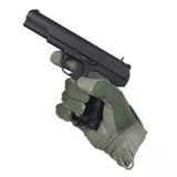 M-Tac Nomex Assault Tactical Mk.7 -käsineet pitelevät pistoolia.