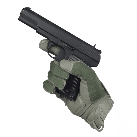 M-Tac Nomex Assault Tactical Mk.7 -käsineet pitelevät pistoolia.