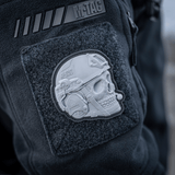 M-Tac Patch Operator 3D PVC takissa realistisella muotoilulla, Velcro-kiinnitys, sopii moraalimerkiksi. Koko noin 6 x 7 cm.