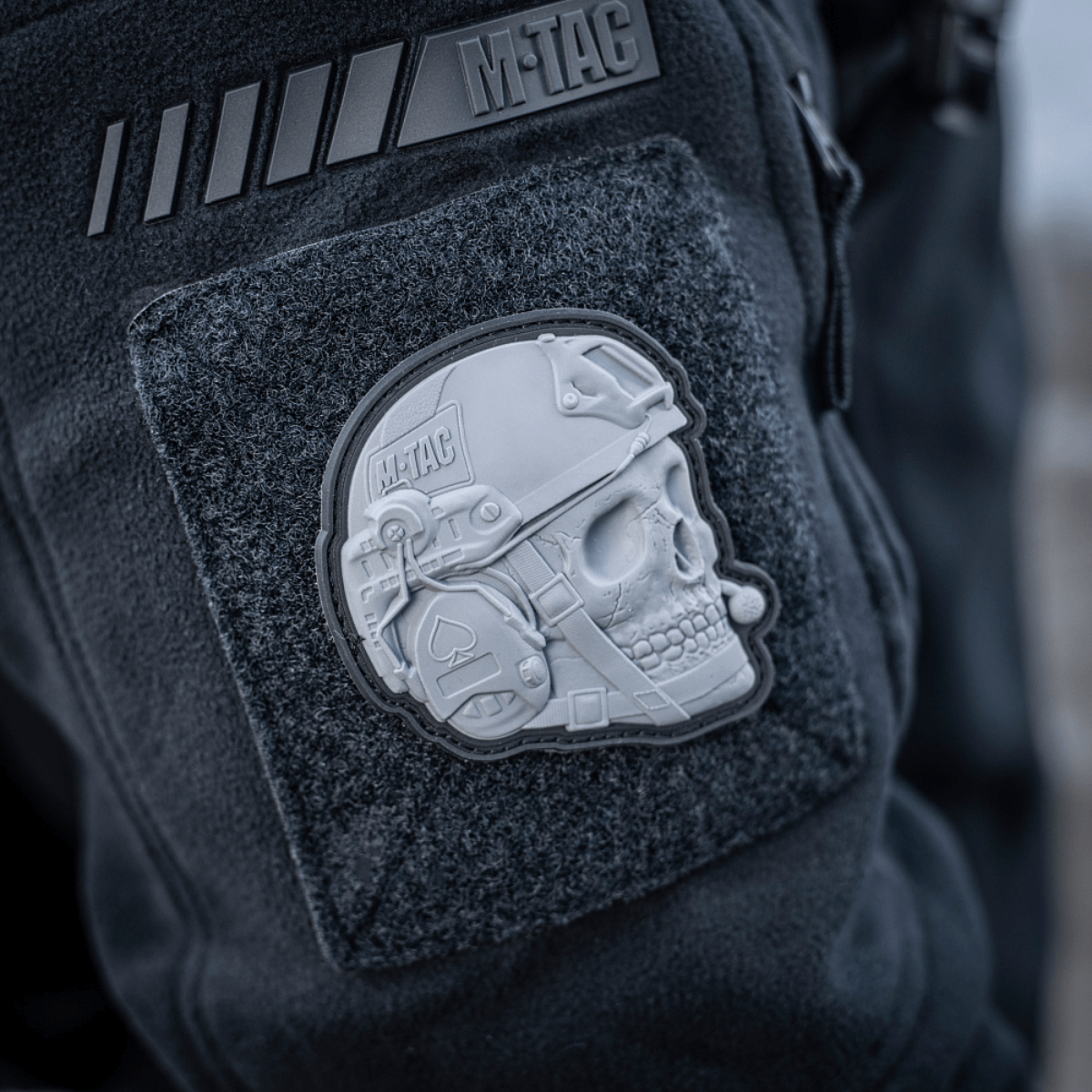 M-Tac Patch Operator 3D PVC takissa realistisella muotoilulla, Velcro-kiinnitys, sopii moraalimerkiksi. Koko noin 6 x 7 cm.