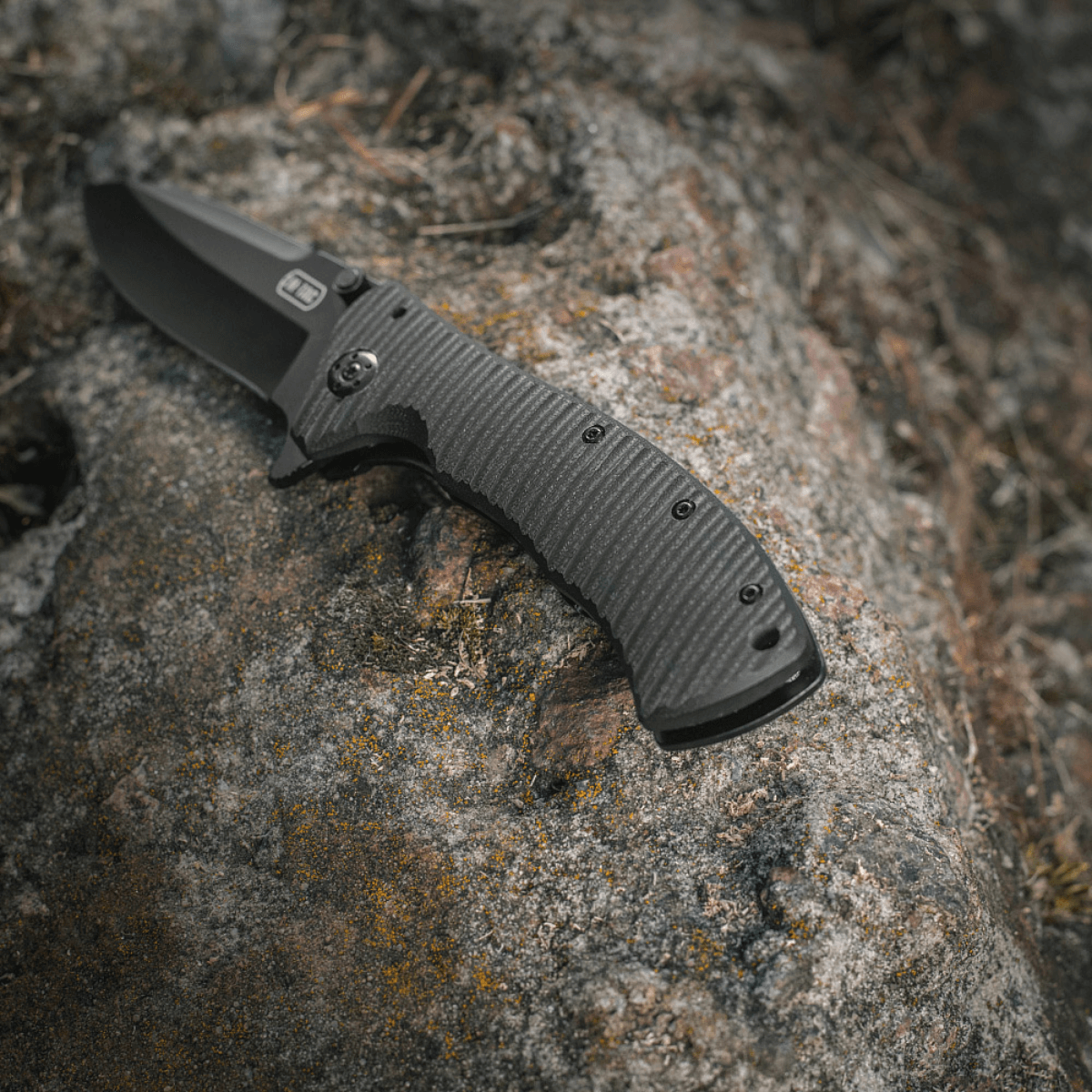 M-Tac Outdoor & Militær Type 7 kivellä, kevyt muotoilu, musta terä kromiruostumattomasta teräksestä, frame-lock-mekanismi.