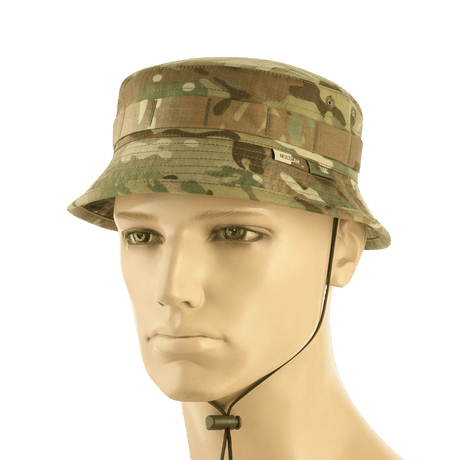 M-Tac Panama Hat Gen.II NYCO maastokuvioinen, MOLLE-liitännällä ja säädettävällä narulla mallinuken päässä.