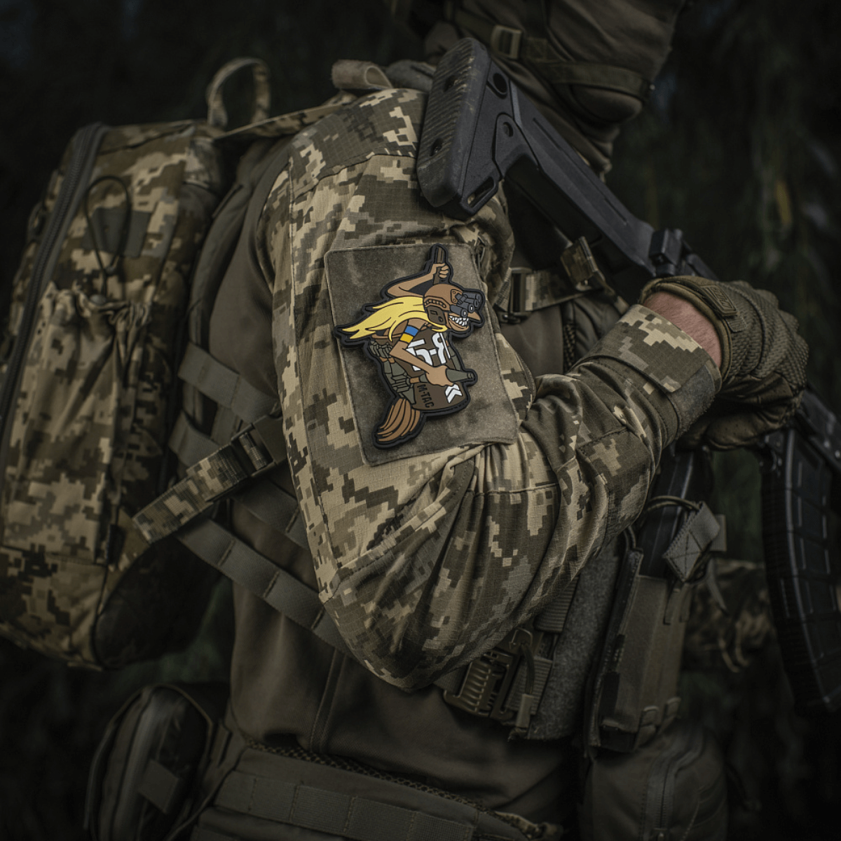 M‑Tac Patch Baba-Yaga Vertical sotilaspuvussa, innoittajana ukrainalaiset UAV-operaattorit, 3D-muotoilu ja tarrakiinnitys.