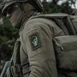 M-Tac Patch Face of War (Broderi) taktisiin varusteisiin, peloton kallo pataässän kortissa, kiinnitys Velcrolla.