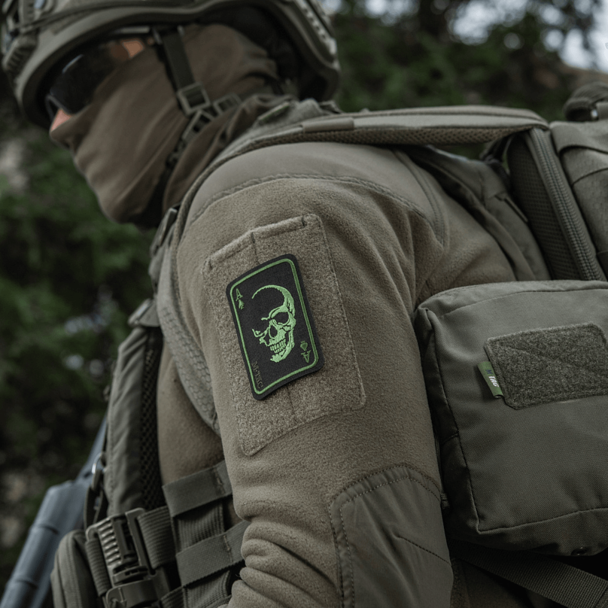 M-Tac Patch Face of War (Broderi) taktisiin varusteisiin, peloton kallo pataässän kortissa, kiinnitys Velcrolla.