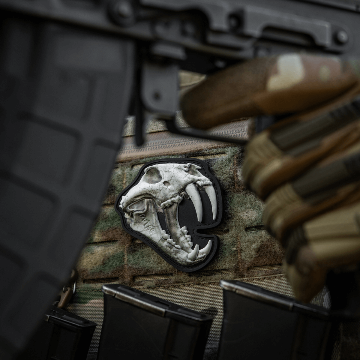 Yksityiskohtainen M‑Tac Patch Old Tiger PVC-patch tigerikraniumilla ja 3D-efektillä, kiinnitetty sotilasvarusteisiin velcrolla.