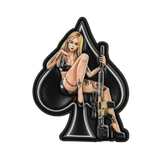 M-Tac-tarra Lady of Spades PVC pin-up-tyyli, nainen aseella spar-symbolin edessä, amerikkalaisesta kulttuurista inspiroitu, PVC