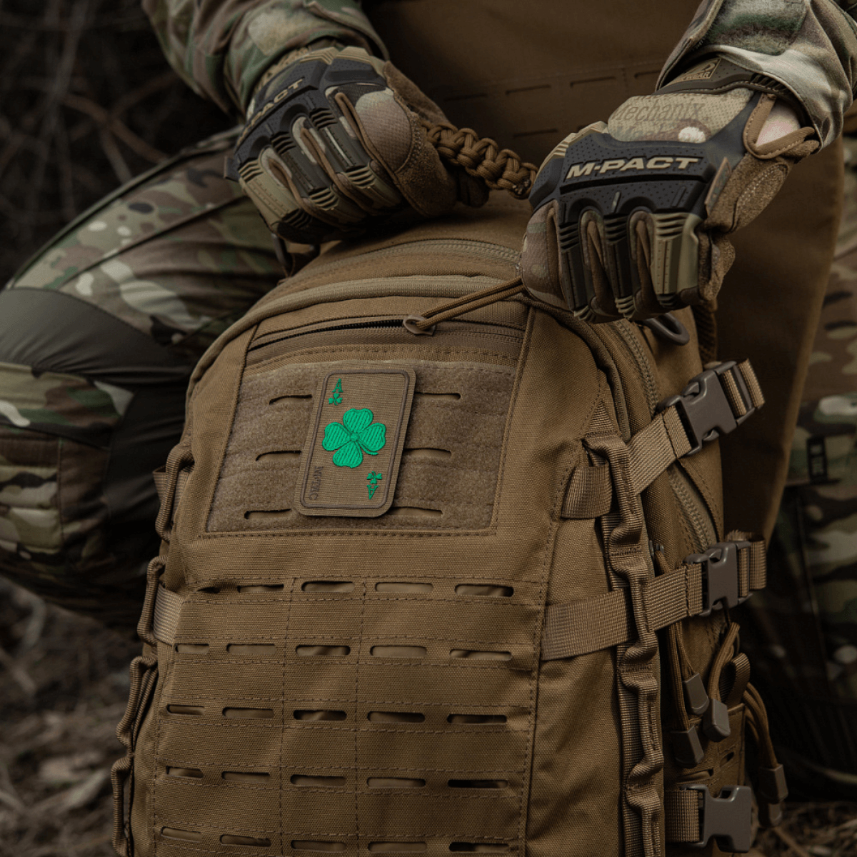 M-Tac Patch Lucky Card (brodeerattu) Cordura 500D:ssä repussa, apilanlehtisymboli, symboloi onnea ja suojaa, kiinnitetään Velcrolla.