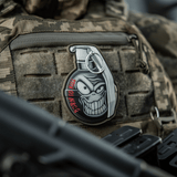 M-Tac Patch M67 Kranaatti 3D PVC taktisiin varusteisiin, "Born to Kill" -teksti ja emoji-kuvio, Velcro-takapuoli helppoon kiinnitykseen.