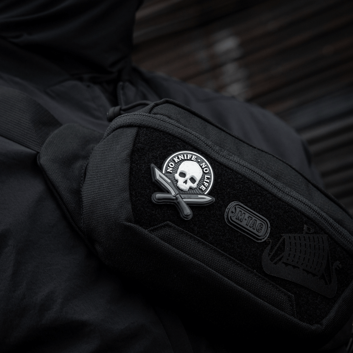 M-Tac Patch No Knife – No Life 3D PVC mustassa taktillisessa laukussa Velcro-kiinnityksellä, 50 x 50 mm, Blade Brothers -inspiroidtu