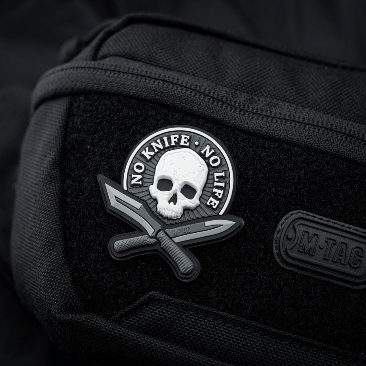 M-Tac Patch No Knife – No Life 3D PVC taktinen moraalimerkki veitsi- ja kallokuvio mustassa laukussa Velcro-kiinnityksellä