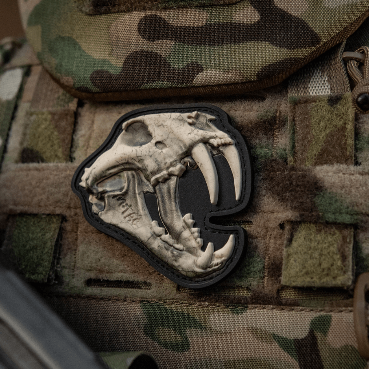 M‑Tac Patch Old Tiger tigerikranium-designilla maastovarusteissa, 3D-efekti PVC-patch ukrainalaisille sotilaille kunniaksi, kiinnitetään velcrolla.
