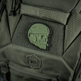 M-Tac Patch Operator 3D PVC – moraalipatch realistisella kuvioinnilla ja Velcro‑kiinnityksellä, kiinnitetty taktiseen laukkuun, koko 6 x 7 cm.