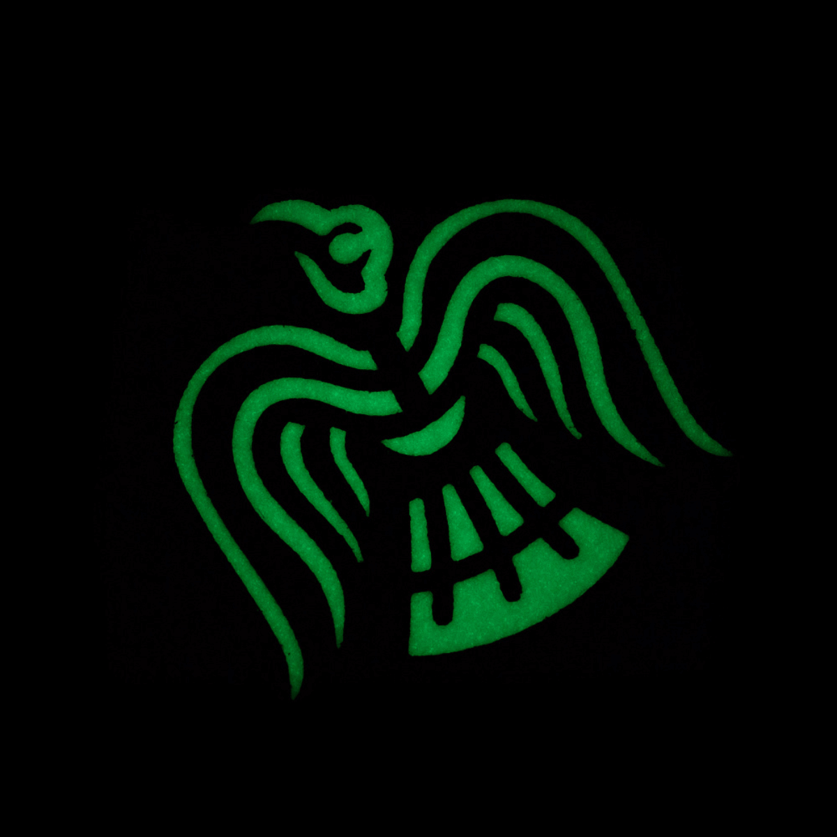 M-Tac Patch Ravneflag Laser Cut – viikinkilippu ja musta korppi valoefektissä, viestii sodanhimosta ja voitosta, sopii univormuun ja varusteisiin.