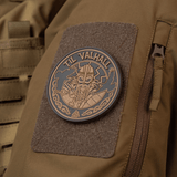 M-Tac Patch Til Valhall PVC 3D-muotoilulla, kiinnitetty univormuun Velcrolla, kunnioittaa norjalaisia sotilaita ja TIL VALHALL -rituaalia, halkaisija 80 mm.