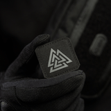 M-Tac Patch Valknut Laser Cut Odin -symboli Völknot-kuviolla mustalla taustalla, pidetty en kädellä, jossa musta hansikas