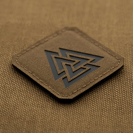 M-Tac Patch Valknut Laser Cut Odin -symboli en ruskealla taustalla