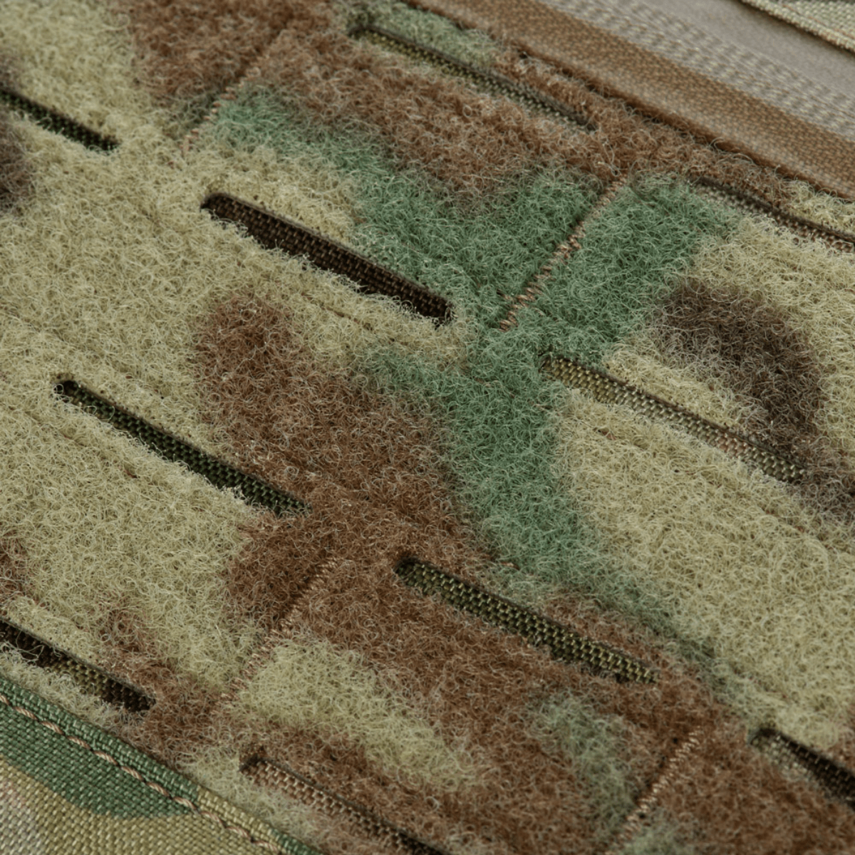 Yksityiskohtainen lähikuva M-Tac Plate Carrier Cuirass FAST Elite Gen.II:n Cordura 500D -materiaalista camo-kuviossa.