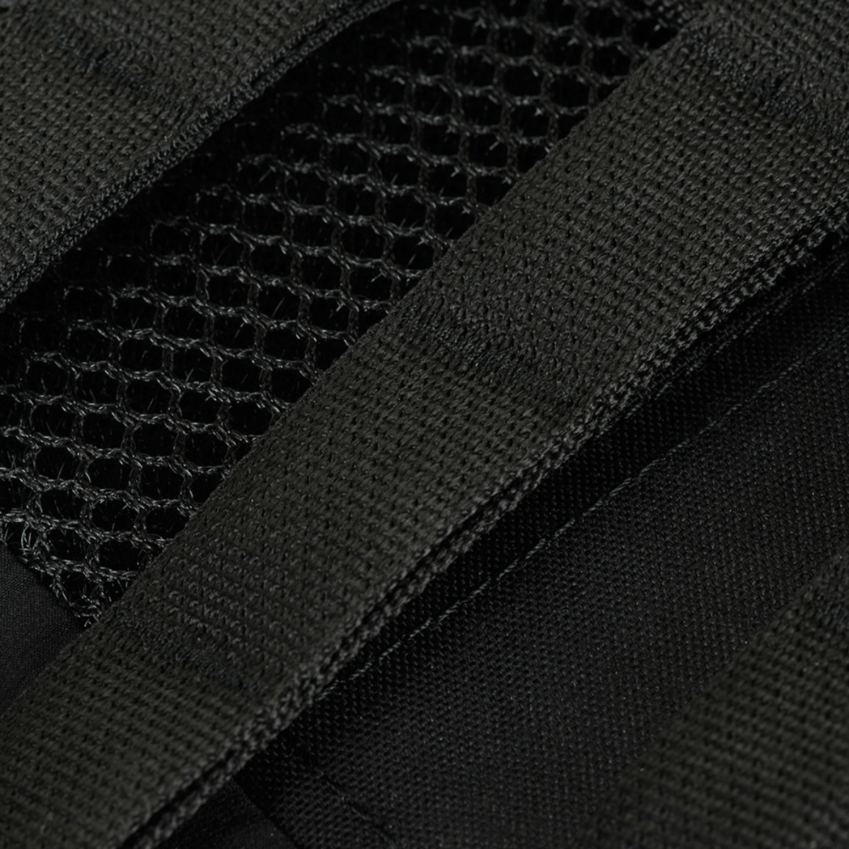 Lähikuva M-Tac Plate Carrier Cuirass FAST QRS Gen.II:stä, 3D-mesh-vuori ja Cordura 500D -olkahihnat.