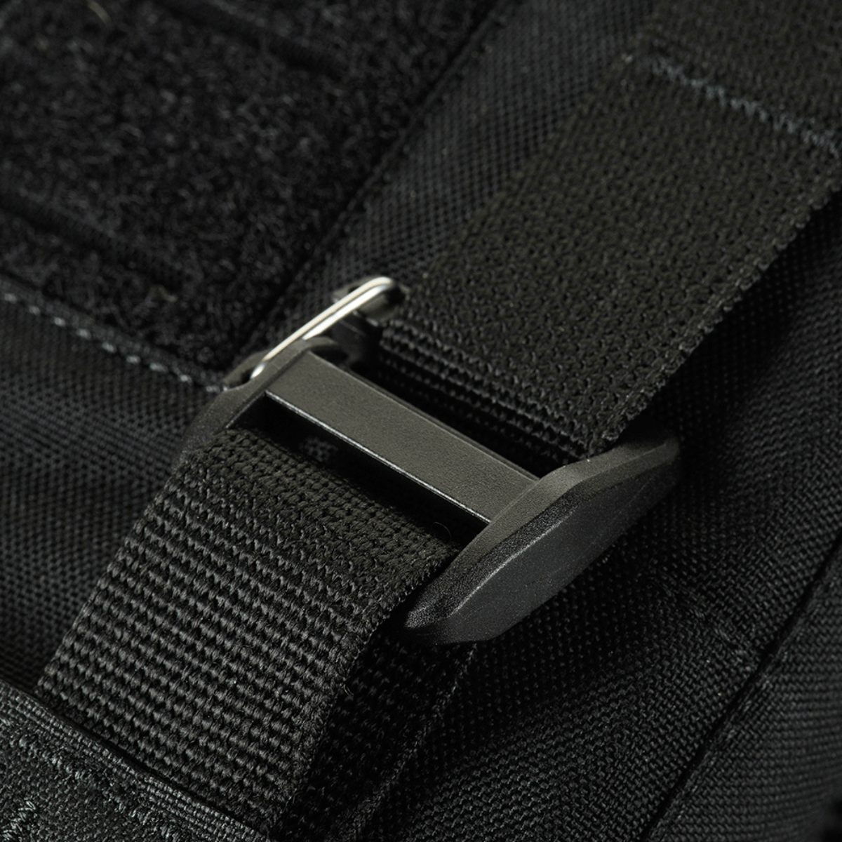 Yksityiskohta M-Tac Plate Carrier Cuirass FAST QRS XL Gen.II:n soljesta mustassa Cordura 500D -materiaalissa.