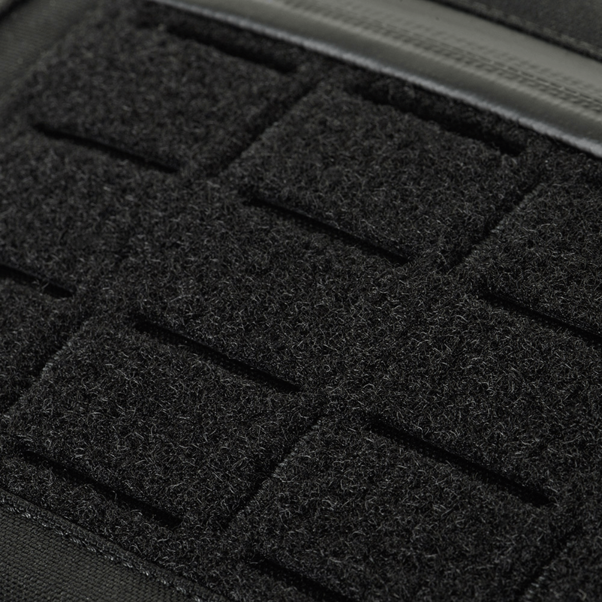 Yksityiskohta M-Tac Plate Carrier Cuirass FAST QRS XL Gen.II: Cordura 500D ja musta tarrapinta.