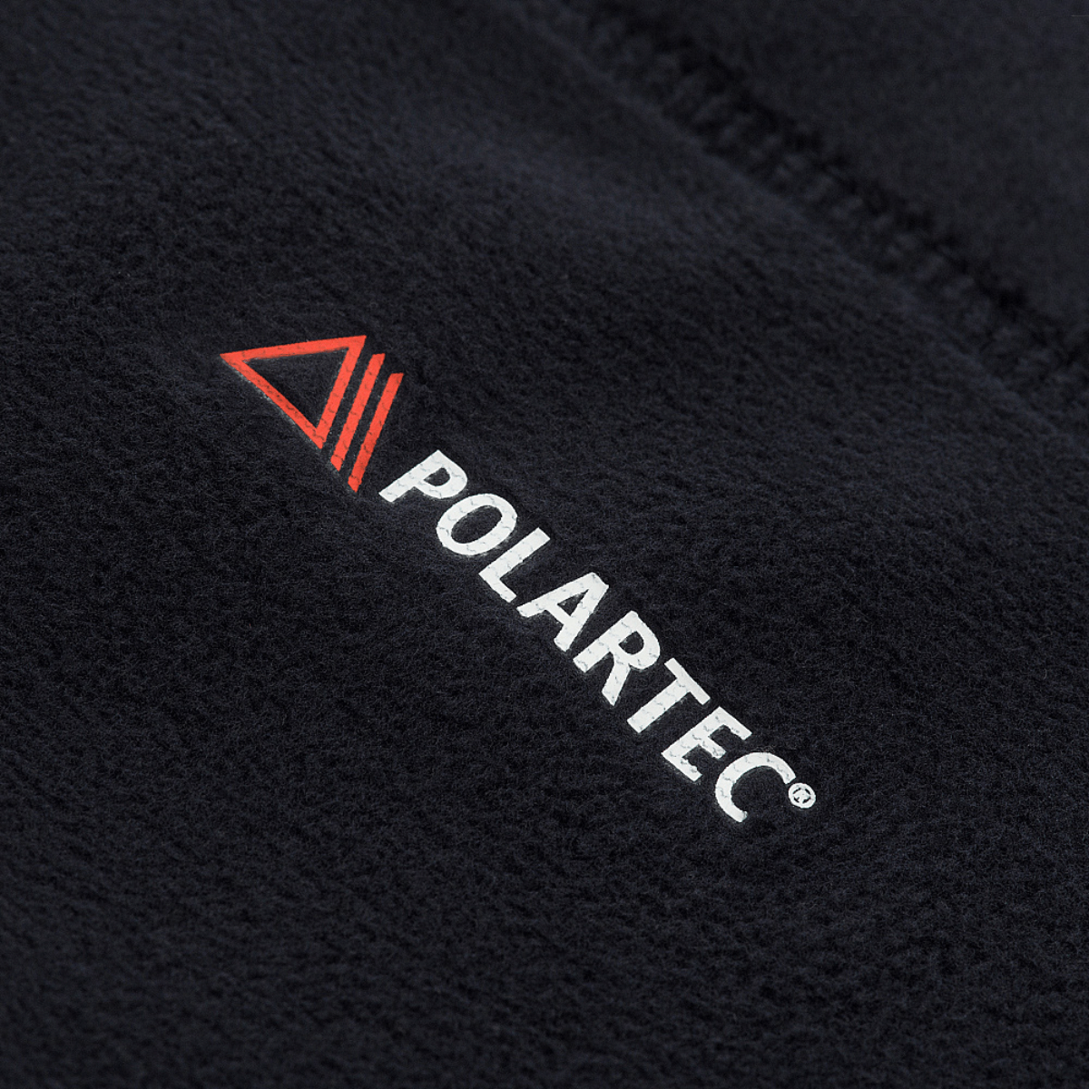 M-Tac Polartec Anatomic Tube Scarf Polartec Micro Series -fleecestä, lähikuva fleecemateriaalista ja Polartec-logosta.