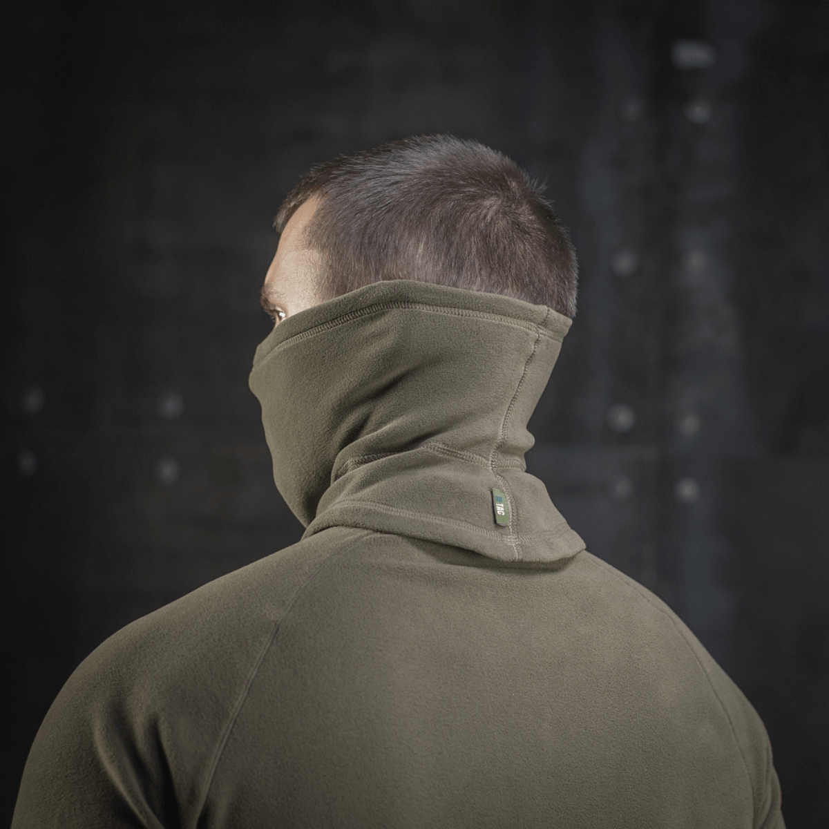 M-Tac Polartec Anatomic Tube Scarf käytössä, näyttää monikäyttöisen huivin Polartec Micro Series -fleecestä ja anatomisen muodon.