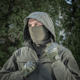 Mies käyttää M-Tac Polartec Anatomic Tube Scarfiä kasvosuojana, suojaa kylmältä ja tuulelta, valmistettu Polartec® Micro Series -fleecestä.