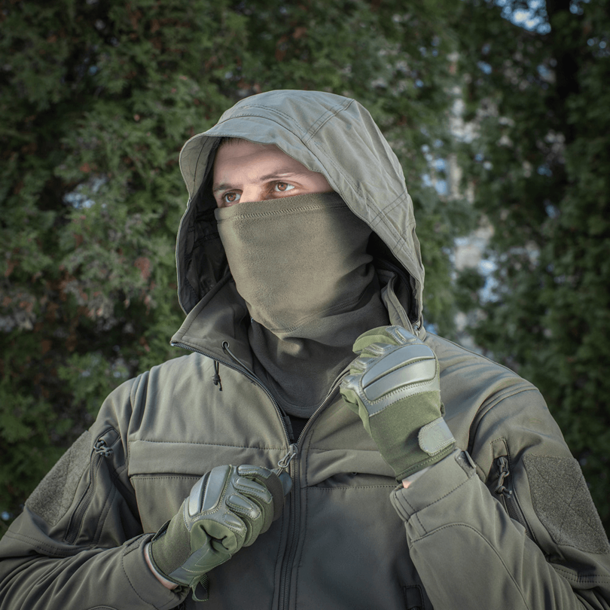 Mies käyttää M-Tac Polartec Anatomic Tube Scarfiä kasvosuojana, suojaa kylmältä ja tuulelta, valmistettu Polartec® Micro Series -fleecestä.