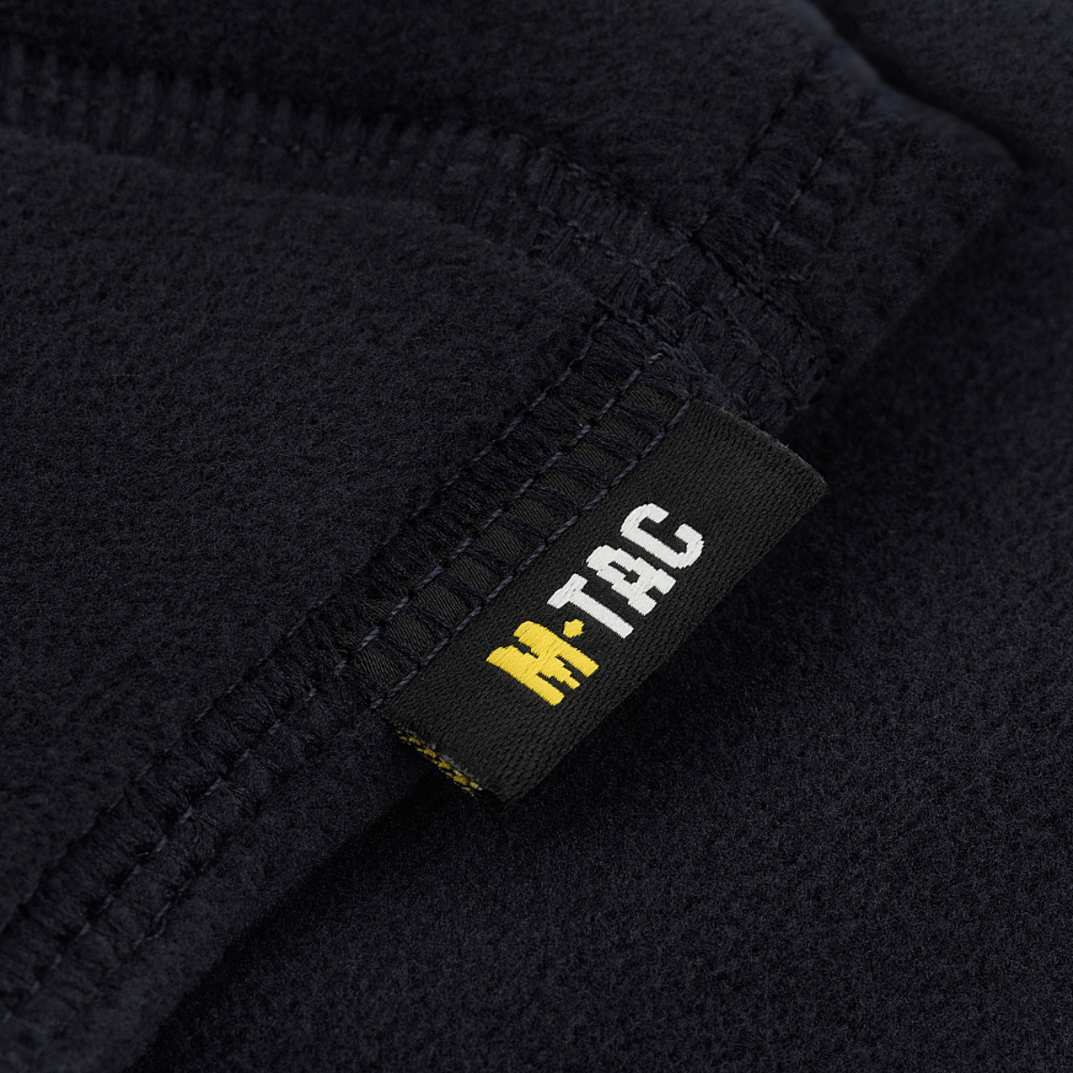 M-Tac Polartec Anatomic Tube Scarf mustasta Polartec® Micro Series -fleecestä, jossa M-Tac-logo. Monikäyttöinen malli suojaa kylmältä ja tuulelta.