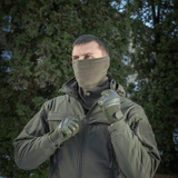 Mies pukeutuneena M-Tac Polartec Anatomic Tube Scarfiin metsässä, suojaa tuulelta, Polartec® Micro Series -fleece, monikäyttöinen huivi.