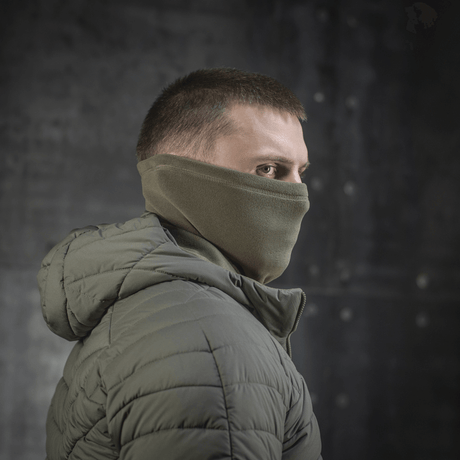 Mies käyttää M-Tac Polartec Anatomic Tube Scarf en tuulen suojana, tehty Polartec® Micro Series -fleecestä, ulkokäyttöön.