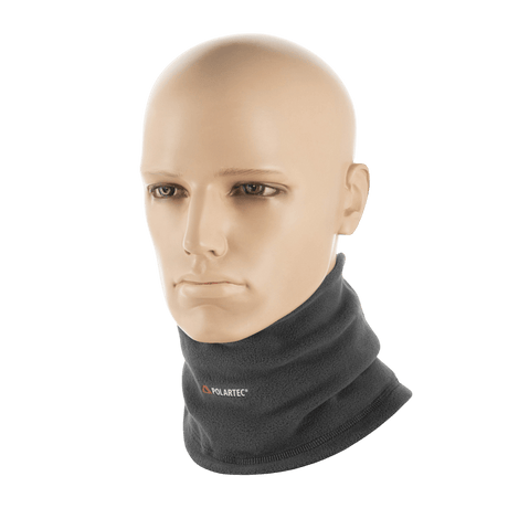M-Tac Polartec Lang Tubehalstørklæde mannekiinilla, valmistettu Polartec Micro Series fleece -materiaalista, ihanteellinen tuulta ja kevyttä sadetta vastaan.