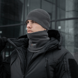 M-Tac Polartec Lang Tubehalstørklæde käytössä kylmässä säässä; monipuolinen fleece-kaulalämmitin, ihanteellinen harjoitteluun ja arkeen.