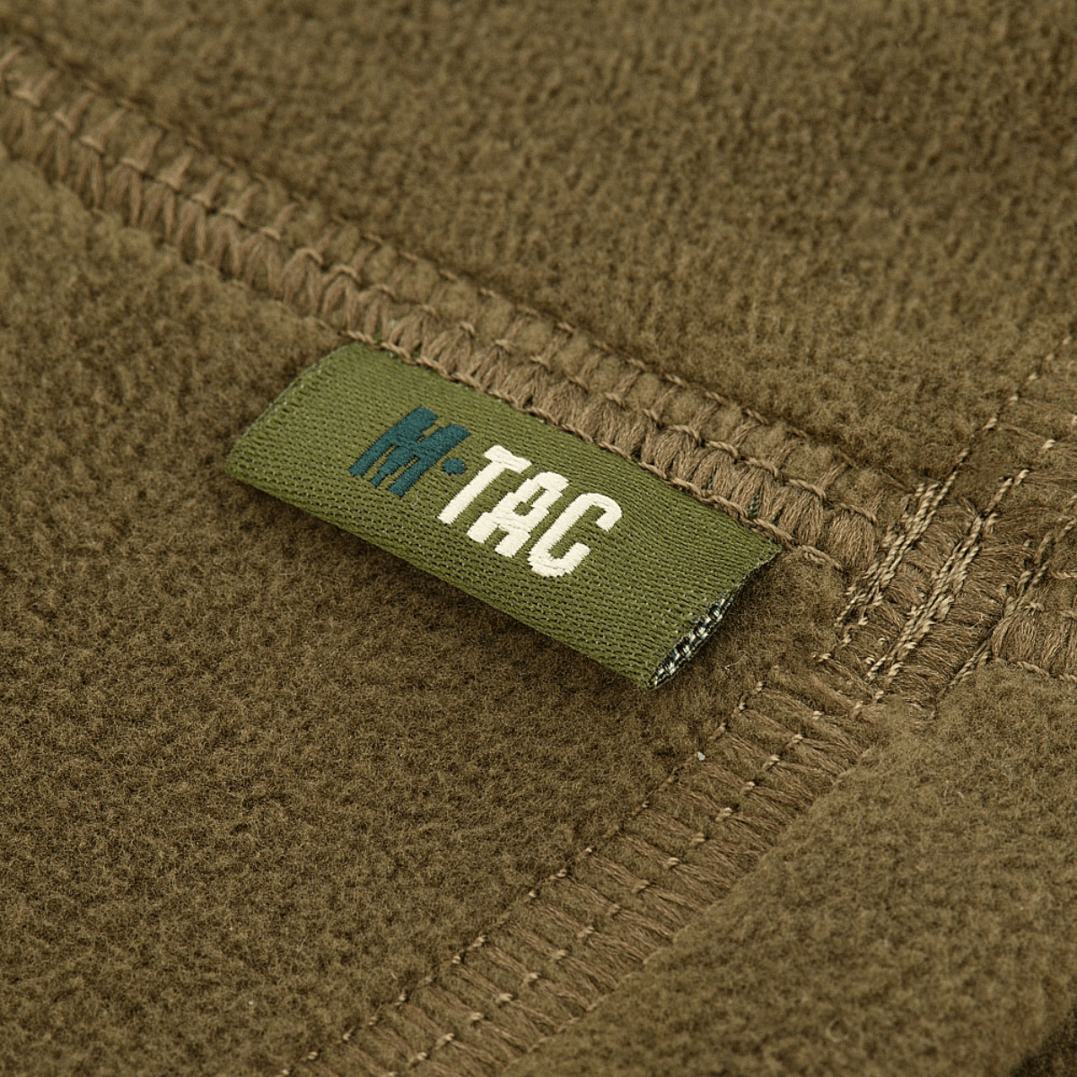 M-Tac Polartec Anatomic Tube Scarf kestävästä Polartec® Micro Series -fleecestä, etiketti lähellä saumaa tyylin ja toiminnallisuuden vuoksi.